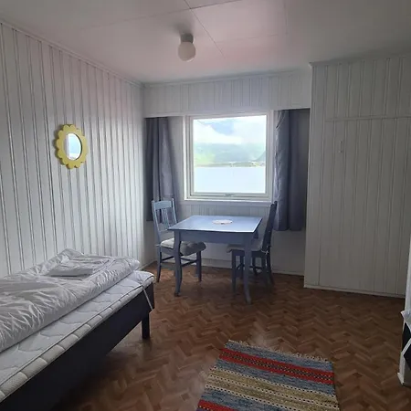 Lydersen Rorbuer Budget & Private Penzion Fredvang