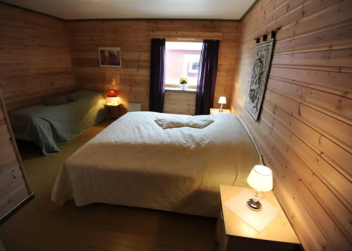 Han/Misafirhane Lydersen Rorbuer Budget & Private Fredvang